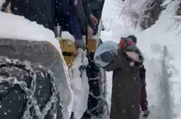 Ordu’da hastalanan bebek, kardan kapanan yolda iş makinesi ile taşındı 