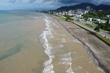 Ordu’da sağanak sonrası Karadeniz’in rengi değişti 