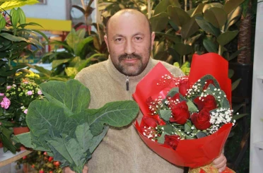 Ordulu çiçekçi Karadeniz zekasını konuşturdu: Gül buketini ’karalahana’ ile süslüyor 