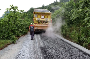Ordu’nun kırsal mahallelerinde sıcak asfalt çalışmaları 