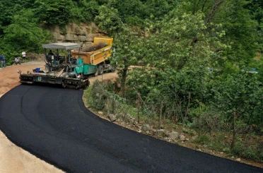 Ordu’nun kırsalında sıcak asfalt çalışmaları 