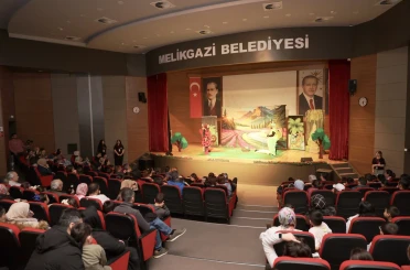’Ormanlar Kralı Ağustos Böceği’ oyunu çocuklarla buluştu 