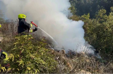 Ormanlık alanda çöp yangını büyümeden söndürüldü 