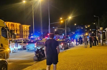 Orta refüje çarpan otomobil takla attı: 2 yaralı 