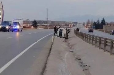 Orta refüje devrilen hafif ticari araçta 5 kişi yaralandı