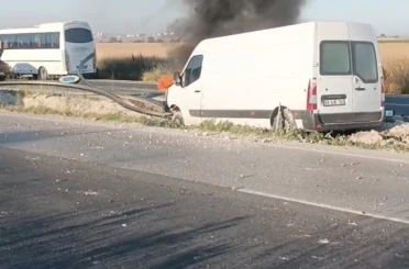 Orta refüje giren panelvan araç alev aldı: 1 yaralı 