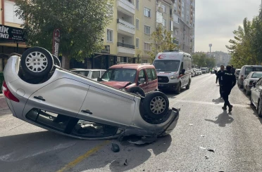 Ortalığın savaş alanına döndüğü kaza kamerada: 1 yaralı