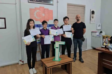 Ortaokul öğrencilerinden nefes aldıran proje; hava kirliliğine çözüm sokak lambası 