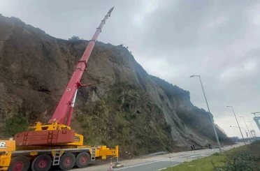 Örümcek adamlar yamaçları çelik ağlarla örüyor 