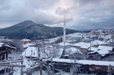 Osmaneli’nin yüksek kesimlerine mevsimin ilk karı yağdı 