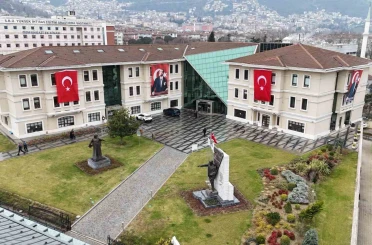 Osmangazi Belediyesi binalarını Türk Bayraklarıyla donattı 