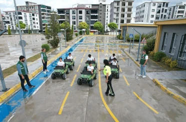 Osmaniye’de çocuklar trafik kurallarını eğlenerek öğrendi 