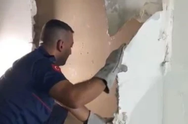 Osmaniye’de duvara sıkışan yavru kedi itfaiye tarafından kurtarıldı 