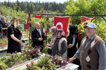 Osmaniye’de şehit kabirlerine karanfil bırakıldı 