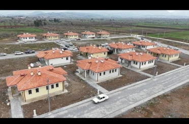Osmaniye’de yapımı tamamlanan köy evleri hak sahiplerine teslim edildi 