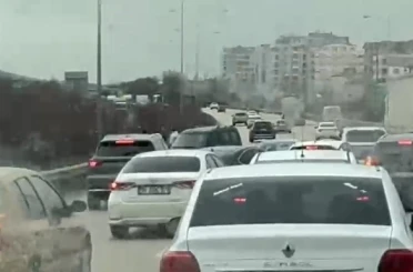 Otobanda tehlike...Ters yöne giren araç trafiği kilitledi 