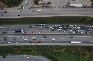 Otobanda tır ile çarpışan nakliyat kamyonu devrildi, kilometrelerce araç kuyruğu oluştu 