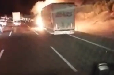 Otobanda tır yandı, patlama anı kamerada