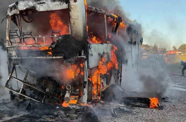 Otobüs alev topuna döndü, yolcular son anda kurtuldu 