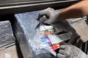 Otobüs çamurluğundaki gizli bölmeden kaçak elektronik sigara ve sigara ele geçirildi 