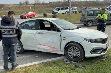 Otobüs ile otomobilin kavşakta çarpışmasıyla 9 kişi yaralandı