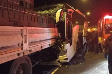 Otobüs ile tırın karıştığı kazada 1 kişi öldü, 3 kişi yaralandı 