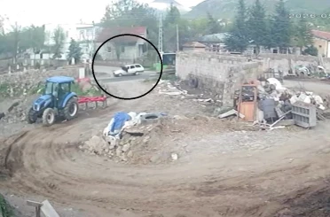Otobüsten indi, otomobil çarptı: O anlar kamerada 
