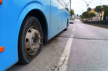 Otobüsün lastiği bomba gibi patladı, sürücünün dikkati faciayı önledi 