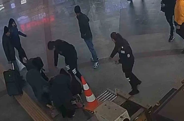 Otogarda bir anda yere yığılan kadına güvenlikten hayat kurtaran müdahale 