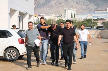 Otomatik silahla galeriye saldıran şüpheliler tutuklandı