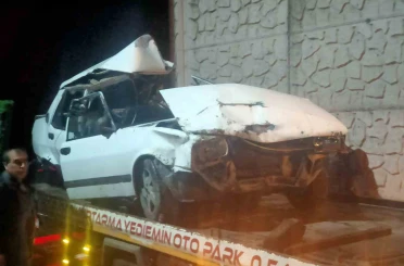 Otomobil 50 metreden şarampole uçtu: 2 kişi araçtan atlayarak kurtuldu 