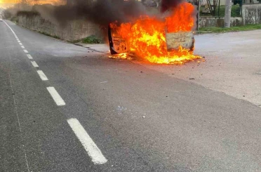 Otomobil, alev topuna döndü 