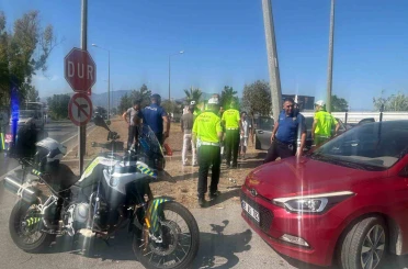 Otomobil aydınlatma direğine çarptı: 2 yaralı 