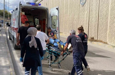 Otomobil aydınlatma direğine çarptı: 3 yaralı 