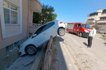 Otomobil bahçe duvarına asılı kaldı 