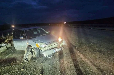 Otomobil bariyerlere çarptı, 4 kişi yaralandı 