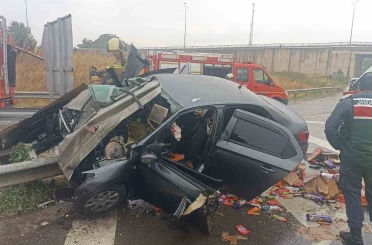 Otomobil bariyerlere saplandı; 1’i ağır 2 kişi yaralandı