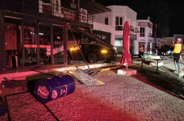 Otomobil börekçiye girdi: 2 yaralı 