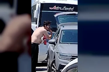 Otomobil camını ayna yaptı, yol kenarında tıraş oldu 