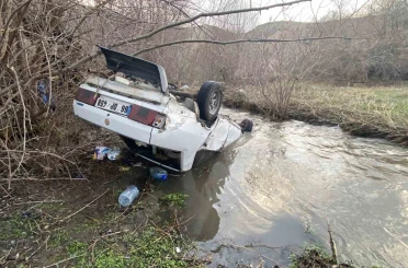 Otomobil dere yatağına uçtu, sürücü yaralandı 
