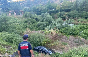 Otomobil dere yatağına uçtu, sürücüsü yaralandı 
