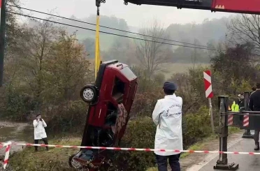 Otomobil dereye uçtu: 2 ölü, 1 yaralı 