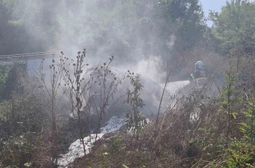 Otomobil durağa çarpıp takla attı: Yangın çıkan otomobilin sürücüsünü jandarma alevlerin arasından kurtardı 