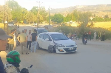 Otomobil elektrik direğine çarptı: 5 yaralı 
