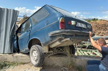 Otomobil fabrika sahasına uçtu: 1 yaralı 
