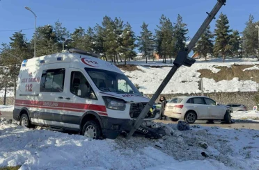 Otomobil ile ambulans çarpıştı: 2 yaralı 