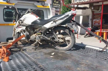 Otomobil ile çarpışan motosikletin sürücüsü yaralandı 