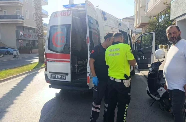 Otomobil ile çarpışan motosikletli yaralandı: Kaza anı güvenlik kamerasında 