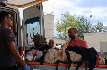 Otomobil ile çarpışan motosikletteki çift yaralandı 