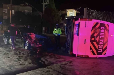 Otomobil ile çarpışan servis minibüsü devrildi: 1 yaralı 